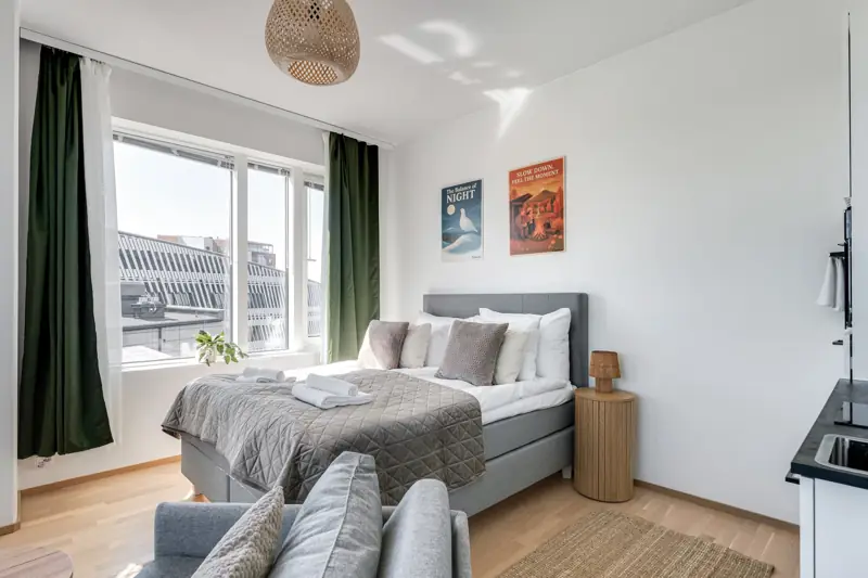 Studio kolmelle, kuva 4