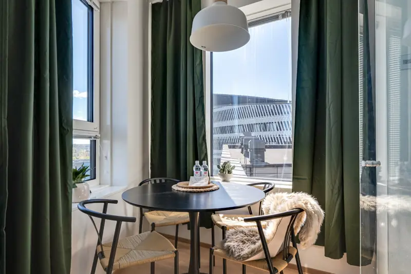 Studio kolmelle, kuva 3