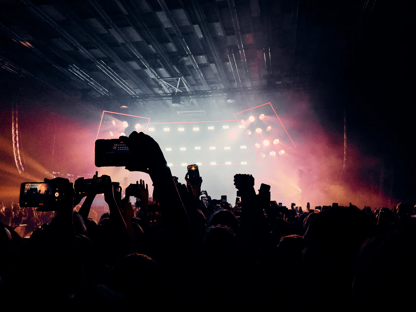 Yleisö nostaa puhelimia konsertissa