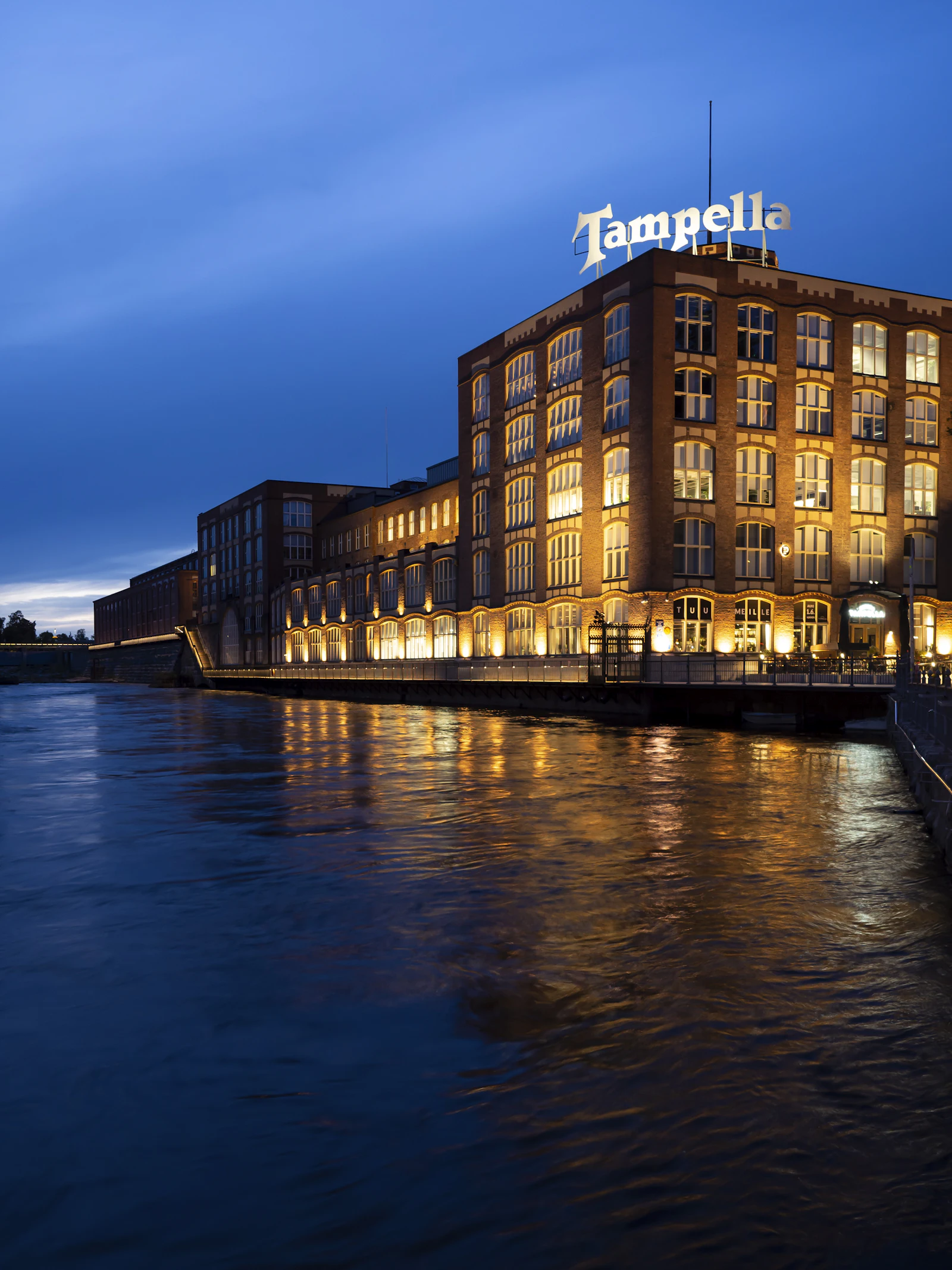 Tammerkosken punatiiliset tehdasrakennukset valaistuina illalla